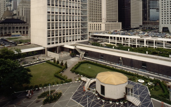 1980年的大会堂高座和纪念花园